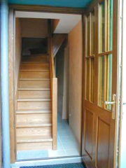 Entrée et escalier menant au gîte.